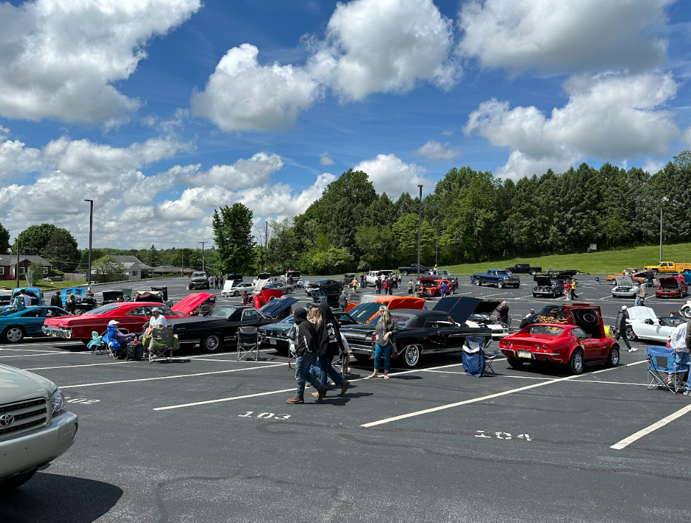 Class officers, students, and advisors prepare for Car Show